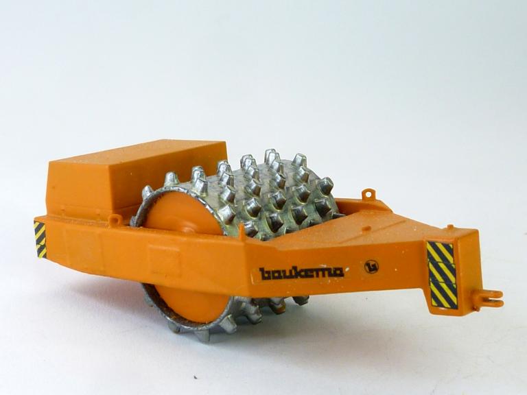 Preview: Anhänge Vibrationswalze Baukema A12 Stampffußwalze mit Motorverkleidung orange